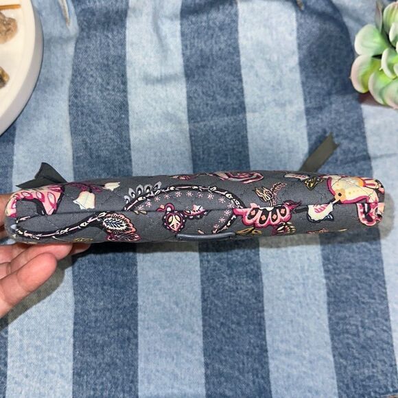 VB Felicity Paisley Gray Pink White Fuchsia Quilted Floral Zip Wristlet Wallet - Picture 4 of 12